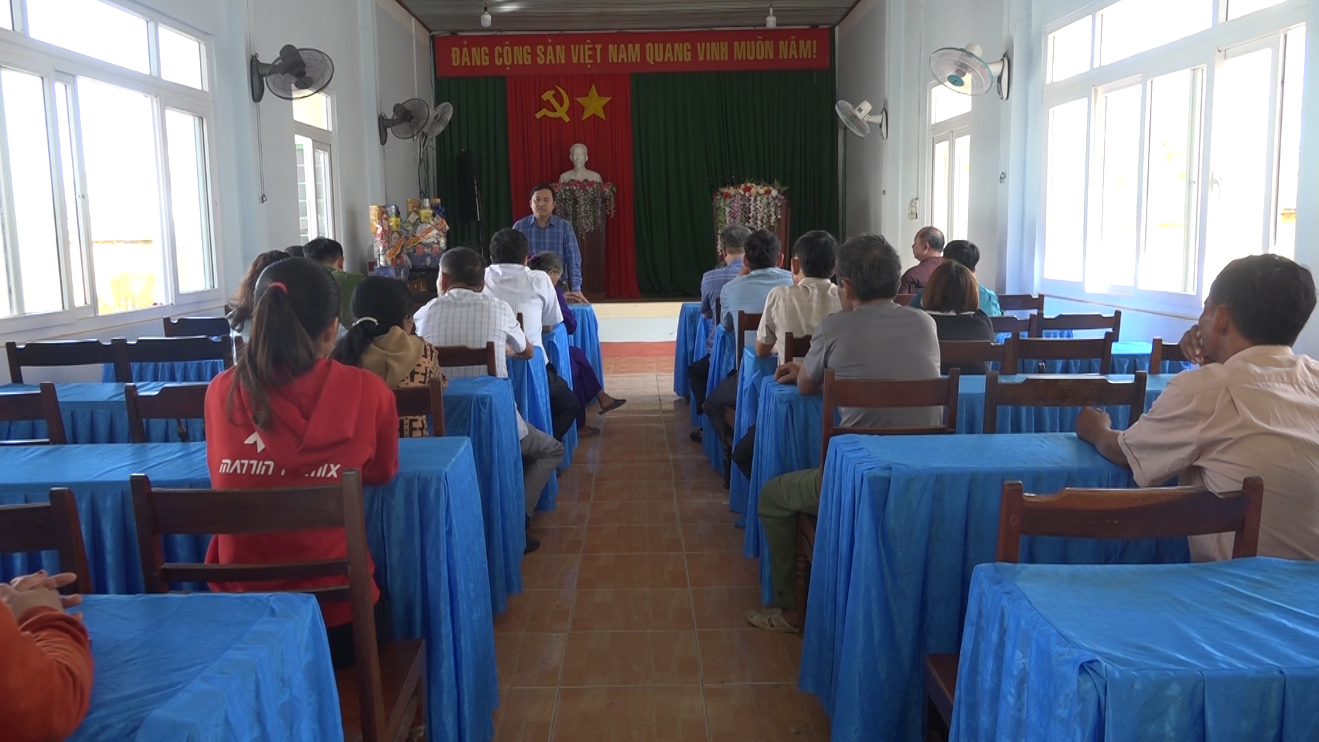 Thăm chúc tết, tặng quà tại xã Ia Jlơi (1)